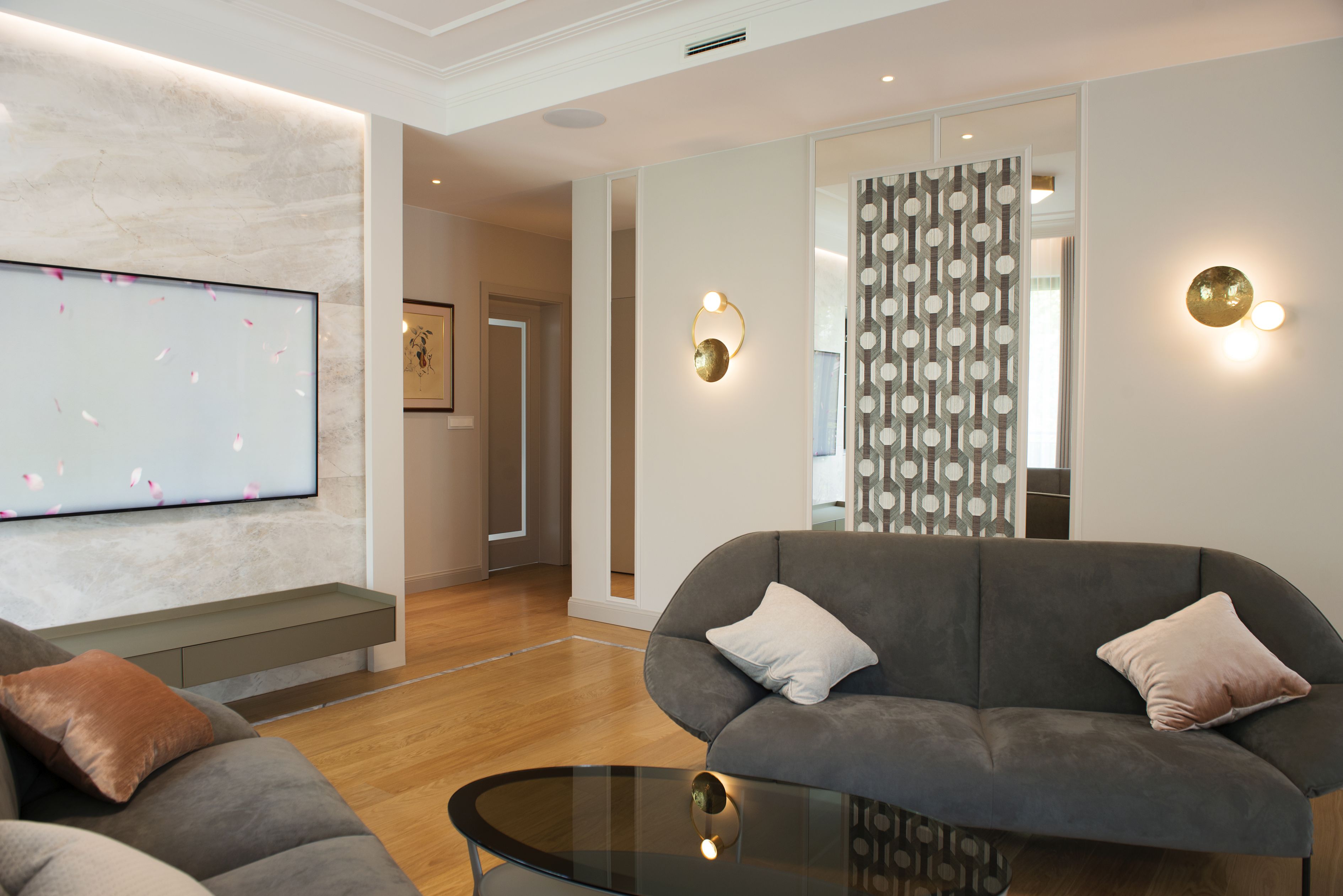 Kinkiety oraz wzorzysta tapeta, są jak biżuteria dla wnętrza. Delikatnie je zdobią i podkreślają wyjątkowość apartamentu.